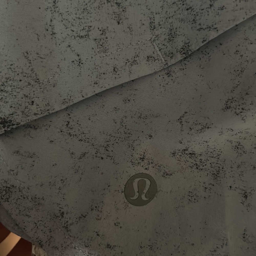 Size 6 Lululemon speed up length 4 shorts! - Picture 3 of 4